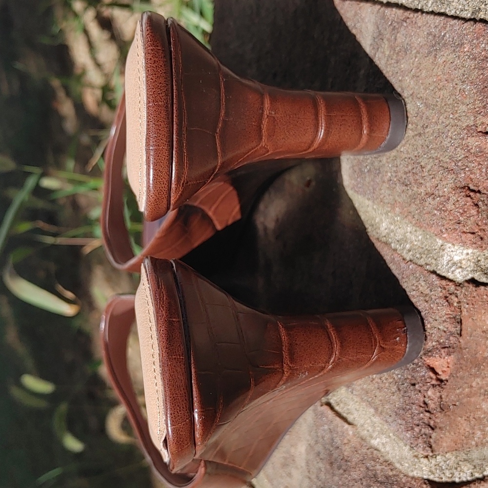 Amazon Essentials Brown Embossed Wedge Sandals Si… - image 6